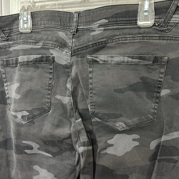 Democracy women’s size 12 Ab Solution Gray camo jeans - Picture 5 of 7